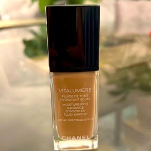Chanel Vitalumiere Foundation 40 Beige
